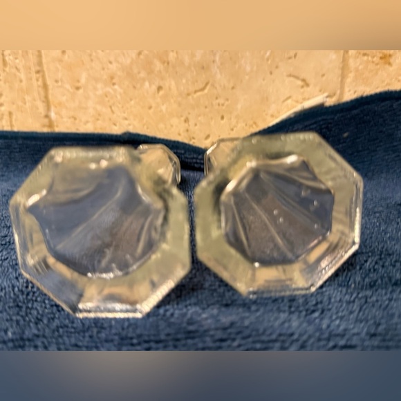 Vintage Glass Salt and Pepper Shakers. - Picture 3 of 4